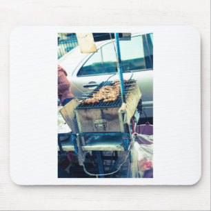 Grillabend auf der Straße von Bangkok mit Spießen Mousepad