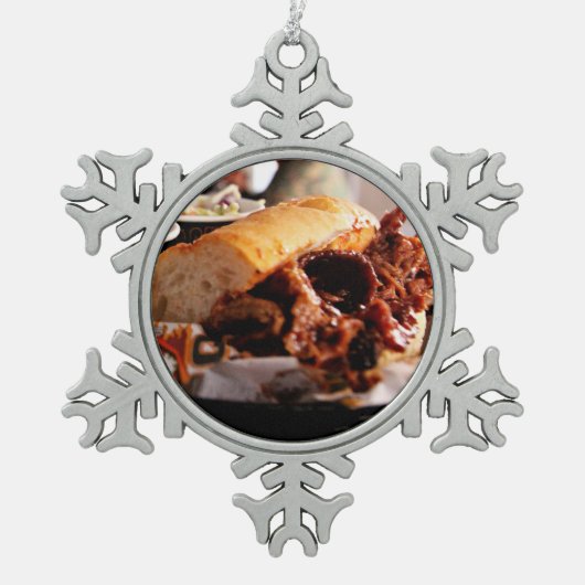 GRILLEN Beef Brisket Sandwich Schneeflocken Zinn-Ornament (Vorderseite)
