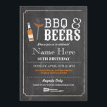GRILLEN Birthday Party, 30. 60. Einladung<br><div class="desc">Rustikale Chalkboard-Beifall und Biergebäck Geburtstagsparty laden Design ein. Perfekt für jedes Alter Geburtstagsparty. ÄNDERN SIE DEN TEXT EINFACH,  UM IHR PARTY . Rückdruck im Lieferumfang enthalten</div>