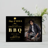 Grillen der Gold & Black Modern Real Foil Graduati Folieneinladung (Stehend vorne)