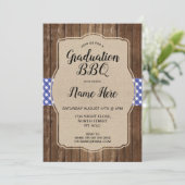 Grillen der Graduierungspartei Invite Blue Gingham Einladung (Stehend Vorderseite)