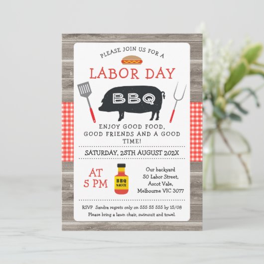 Grillen des Wood Red Kariert Pig Labour Day Einladung (Stehend Vorderseite)