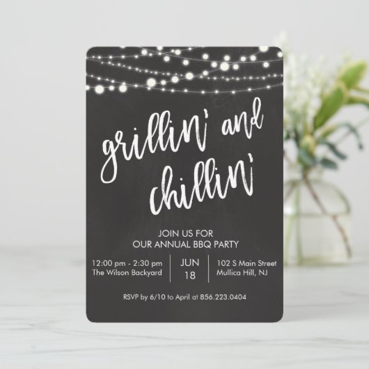 Grillen Grillin and Chillin Chalkboard Einladung (Stehend Vorderseite)