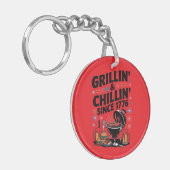 Grillen "Grillin' & Chillin" seit 1776 Schlüsselanhänger (Vorderseite links)