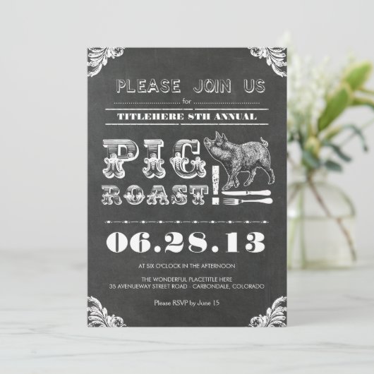 GRILLEN - JÄHRLICHES SCHWEINROSTCHALKBOARD RUSTIK EINLADUNG (Stehend Vorderseite)