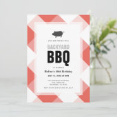 GRILLEN Pig Roast Red Gingham Adult Birthday Einladung (Stehend Vorderseite)
