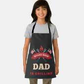 GRILLEN Smoker steht zurück Vater Grillt lustigen Schürze (Insitu)