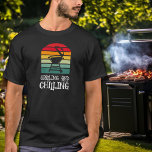 Grillen und Abkühlen von GRILLEN T-Shirt<br><div class="desc">Mit einem GRILLEN Grill auf bunten Streifen und den Worten "Grillen und Schillen" ist dieser T - Shirt ein perfektes Geschenk für die Männer in deinem Leben,  für den Vatertag,  Weihnachten oder seinen Geburtstag. PASSENDE Artikel in unserer Sammlung.</div>