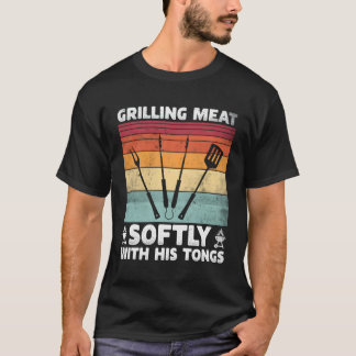 Grillen von Fleisch sanft mit seinen Tongs Grillen T-Shirt