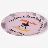 Grillin&chillin Baby q Gingham baby shower  Pappteller (Schrägansicht)