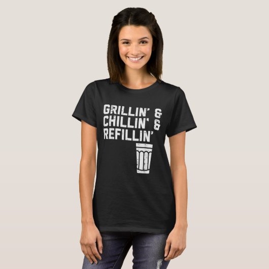 Grillin Chillin Refillin Funny Bbq Grill Drinking T-Shirt (Vorne ganz)
