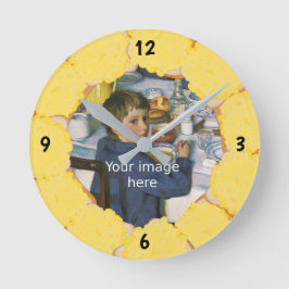 Grillkäse auf Toast umrahmt Ihr eigenes Foto Runde Wanduhr