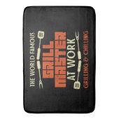 Grillmeister bei der Arbeit Grillabkühlung Funny G Badematte (Vorderseite Vertikal)