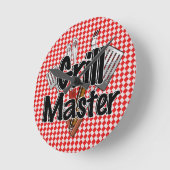 Grillmeister mit BBQ-Werkzeugen Runde Wanduhr (Winkel)