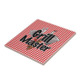 Grillmeister mit GRILLEN Tools & Picnic Table Fliese