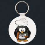 Grillpinguin-Schlüsselanhänger Schlüsselanhänger<br><div class="desc">Niedlicher Pinguin,  der eine Wurst grillt und einen weißen Koch trägt.</div>
