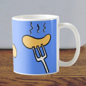 Grillwurst auf einer Gabel. Größe der Würstchen Kaffeetasse