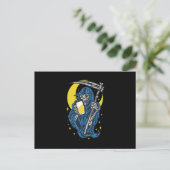Grimischer Sensenmann trinken Bier Postkarte (Stehend Vorderseite)