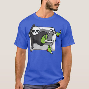 Grimmiger Sensenmann auf dem Sofa Lazy Halloween K T-Shirt