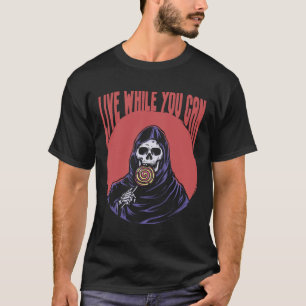 Grimmiger Sensenmann lebt, während man Spaß haben T-Shirt