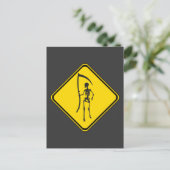 Grimmiger Sensenmann überquert! Postkarte (Stehend Vorderseite)