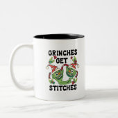 Grinches erhalten Stitches für Weihnachten Grafik Zweifarbige Tasse (Links)
