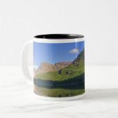 Grinnel Point und Allen Mountains reflektieren in Zweifarbige Tasse (Vorderseite Links)