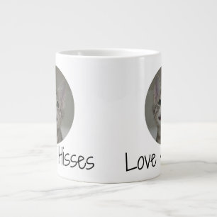 Grinnin' Francois auf einer riesigen Tasse