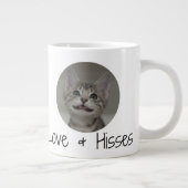 Grinnin' Francois auf einer riesigen Tasse (Rechts)