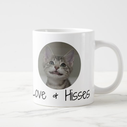 Grinnin' Francois auf einer riesigen Tasse (Rechts)