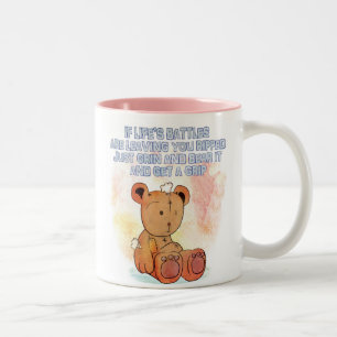 grinsen und tragen zweifarbige tasse