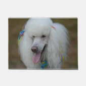 Grinsender weißer Standardpudel Fußmatte (Vorderseite)