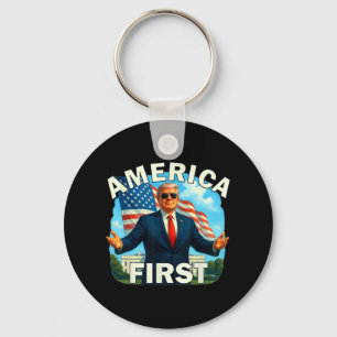 Gritty Bold Retro Politisches Slogan America First Schlüsselanhänger