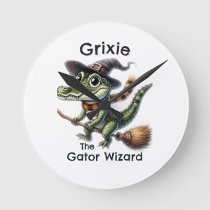 Grixie der Gator Wizard fährt Broom Halloween Runde Wanduhr