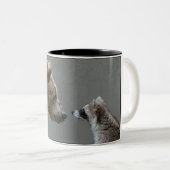 Grizzle Bär trifft Waschbären Zweifarbige Tasse (VorderseiteRechts)