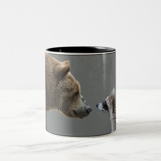 Grizzle Bär trifft Waschbären Zweifarbige Tasse (Mittel)
