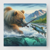 Grizzle Bären mit Forellenlachs Quadratische Wanduhr (Vorderseite)