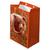 Grizzly Bären Cub in Fireweed Painting Wildlife Ar Mittlere Geschenktüte (Rückseite Schrägansicht)
