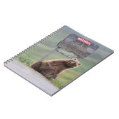 Grizzly Bear Plays With Sign Notizblock (Linke Seite)