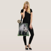 Grizzly Bear Walking in den Wäldern Tasche (Am Model)