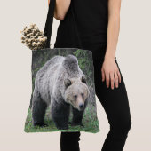 Grizzly Bear Walking in den Wäldern Tasche (Von Nahem)