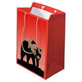 Grizzlybär bei Sonnenuntergang - Original Wildlife Mittlere Geschenktüte (Rückseite Schrägansicht)