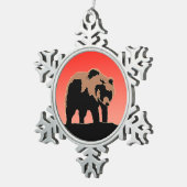 Grizzlybär bei Sonnenuntergang - Original Wildlife Schneeflocken Zinn-Ornament (Rechts)
