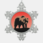 Grizzlybär bei Sonnenuntergang - Original Wildlife Schneeflocken Zinn-Ornament (Vorderseite)