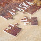 Grizzlybär bewegt sich durch Herbstfarben in Alask Puzzle (Seite)