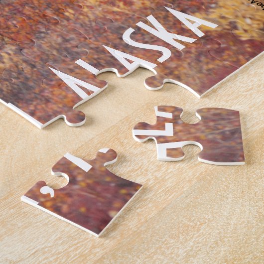 Grizzlybär bewegt sich durch Herbstfarben in Alask Puzzle (Seite)