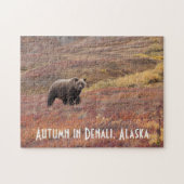 Grizzlybär bewegt sich durch Herbstfarben in Alask Puzzle (Horizontal)