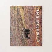 Grizzlybär bewegt sich durch Herbstfarben in Alask Puzzle (Vertikal)