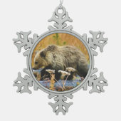 Grizzlybär CUB Schneeflocken Zinn-Ornament (Vorderseite)
