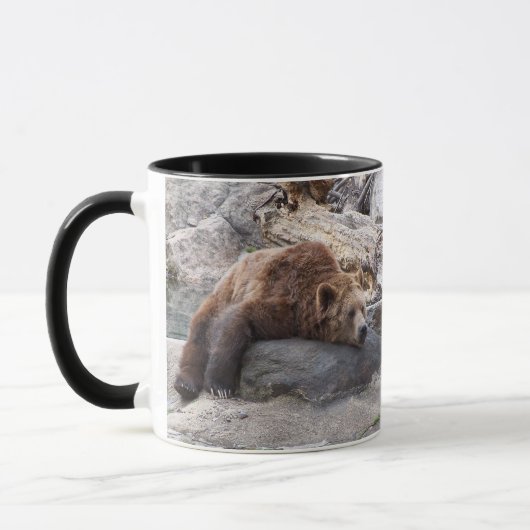 Grizzlybär, der auf Felsen stillsteht Tasse (Links)